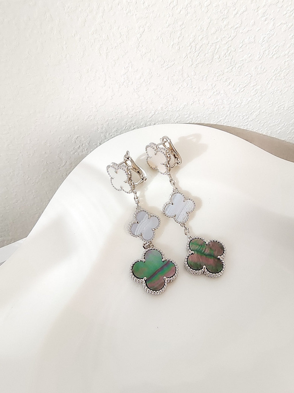 ¡®Imperial¡¯CLOVER 3 MOTIFS CHALCEDONY DARK MOP SILVER EARRINGS