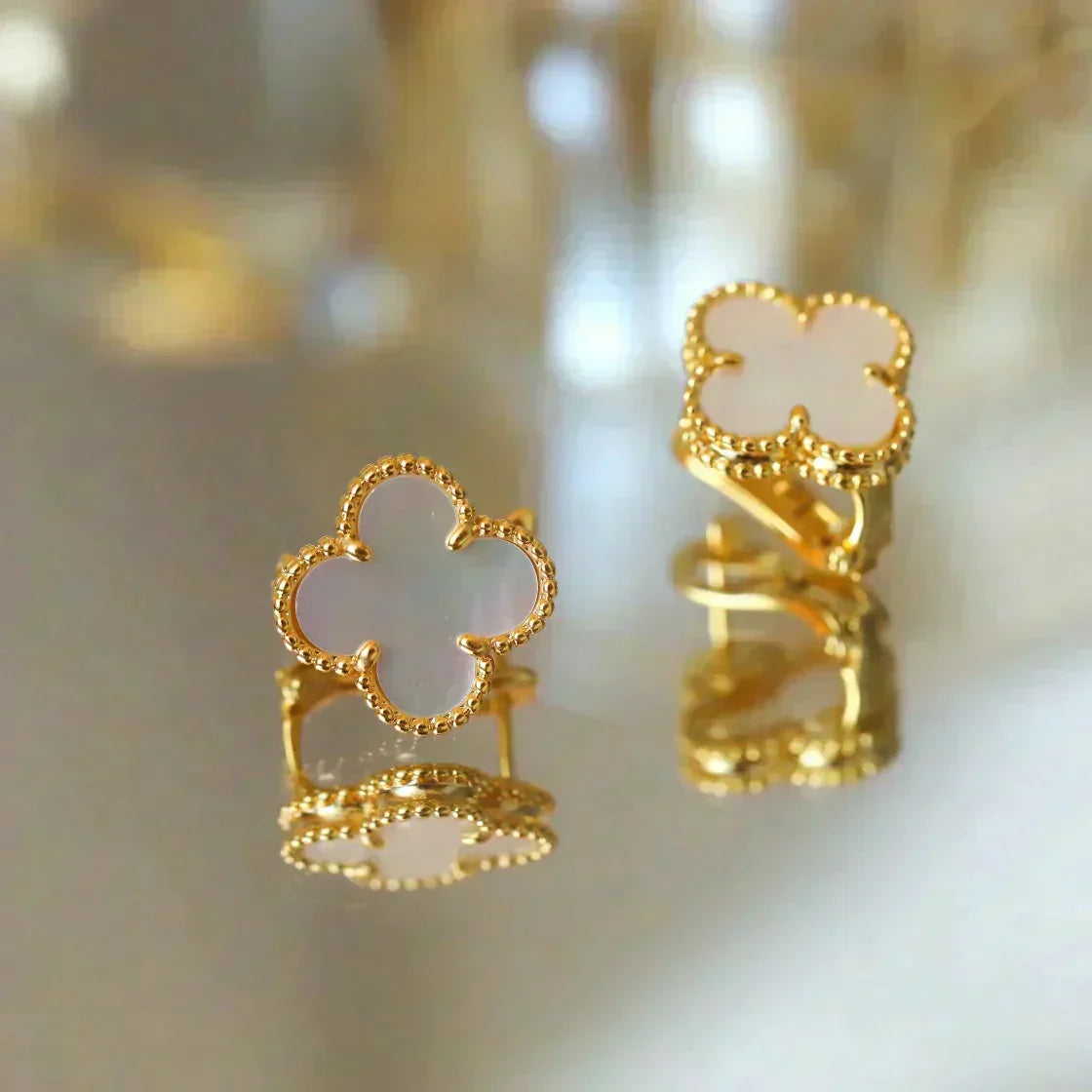 ¡®Imperial¡¯CLOVER MEDIUM 1 MOTIFS  WHITE MOP STUD EARRINGS