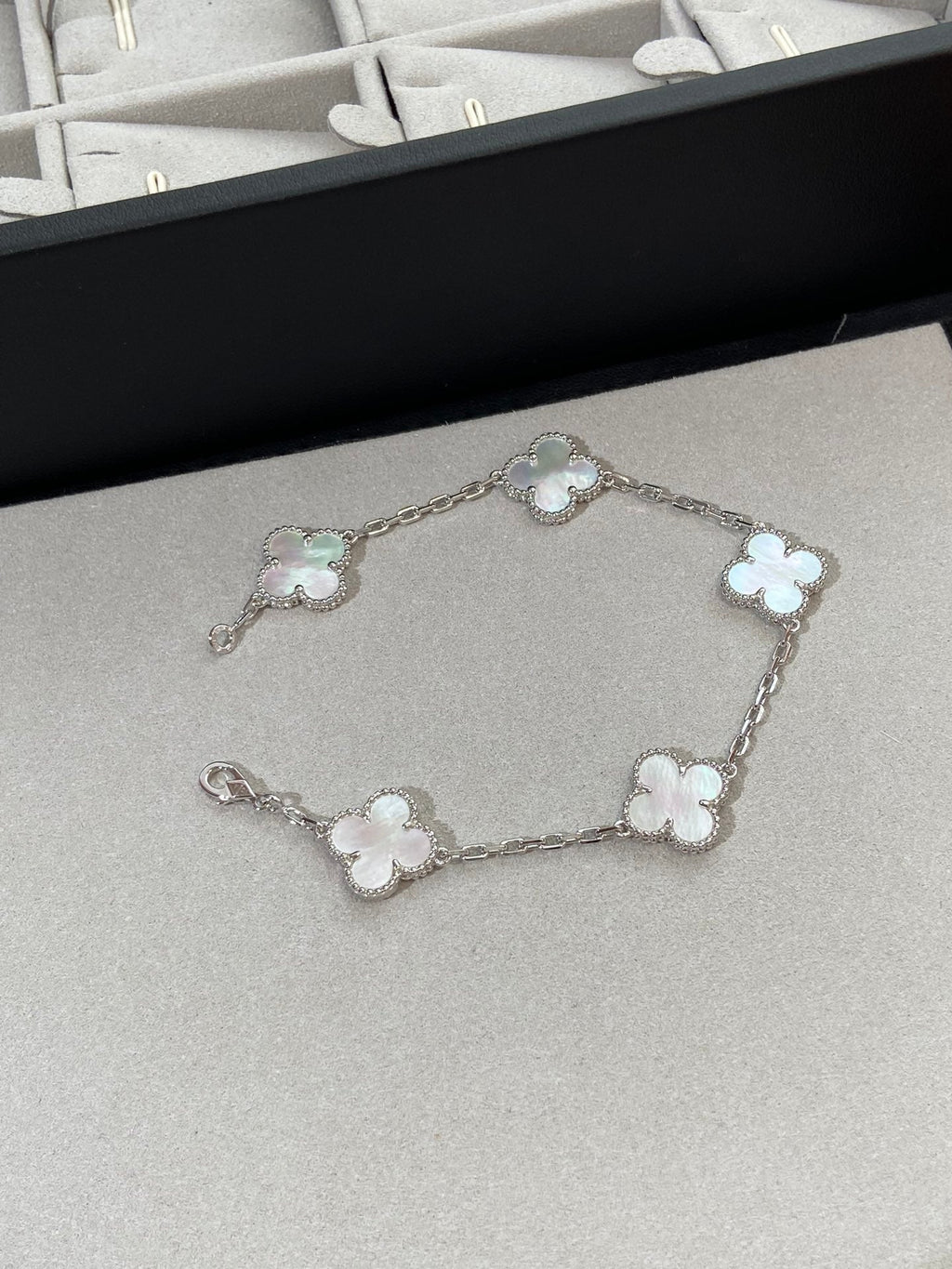 [Imperial]Nueva COLECCIÓN DE BRAZALETE TREBOL 5 MOTIVOS MADRE PERLA BLANCA