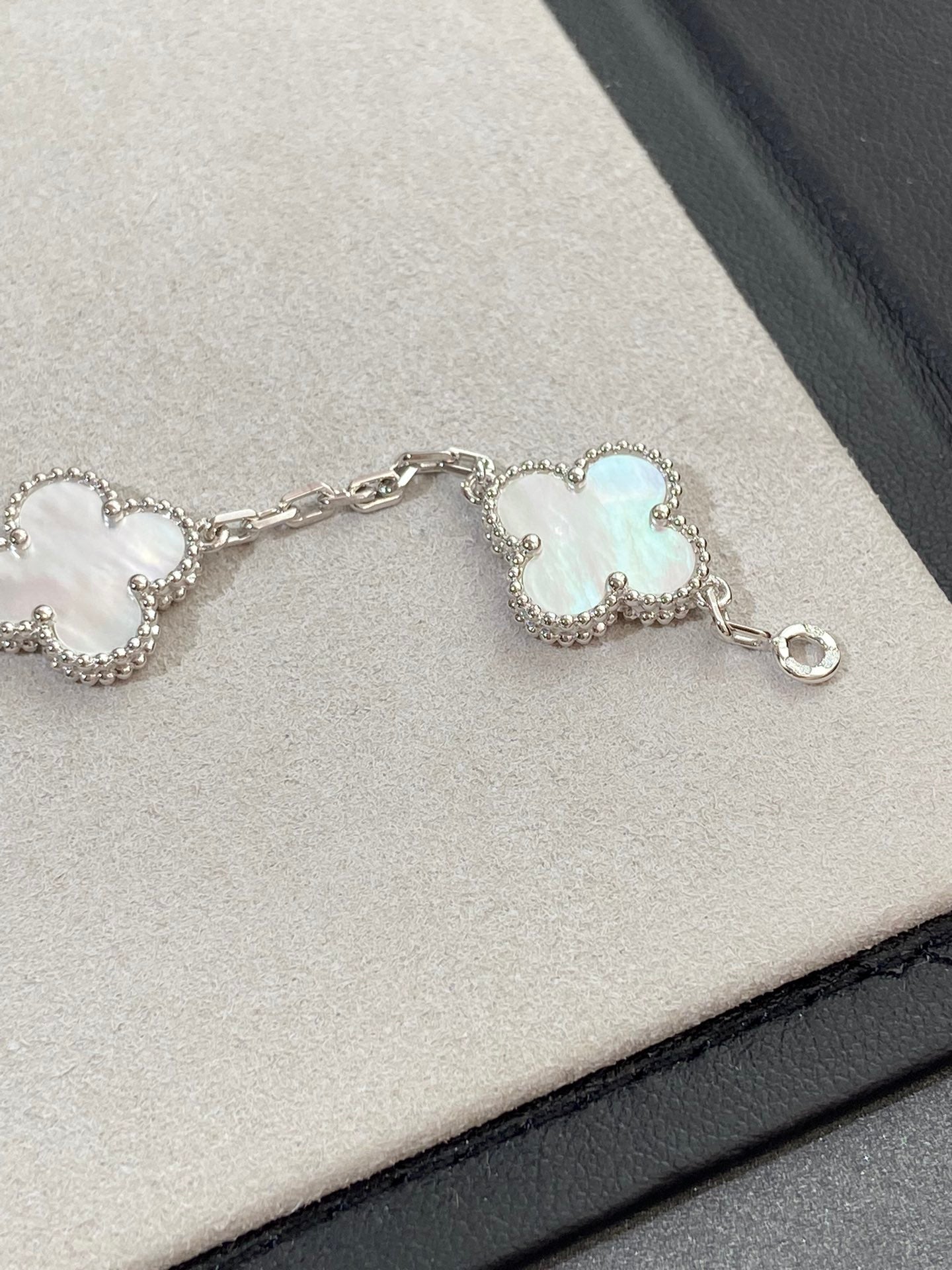 [Imperial]Nueva COLECCIÓN DE BRAZALETE TREBOL 5 MOTIVOS MADRE PERLA BLANCA