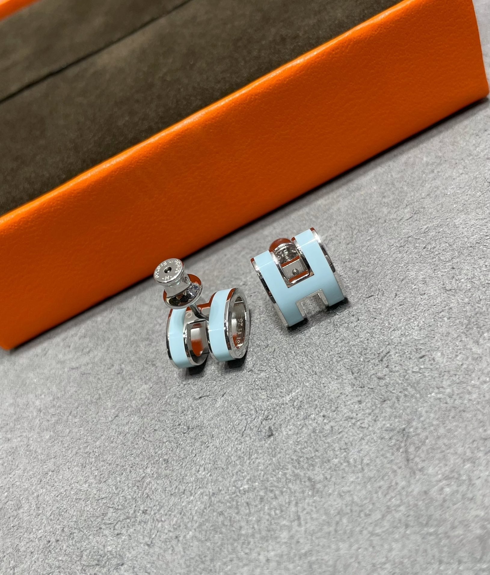 ¡®Imperial¡¯POP H SKY BLUE STUD EARRINGS