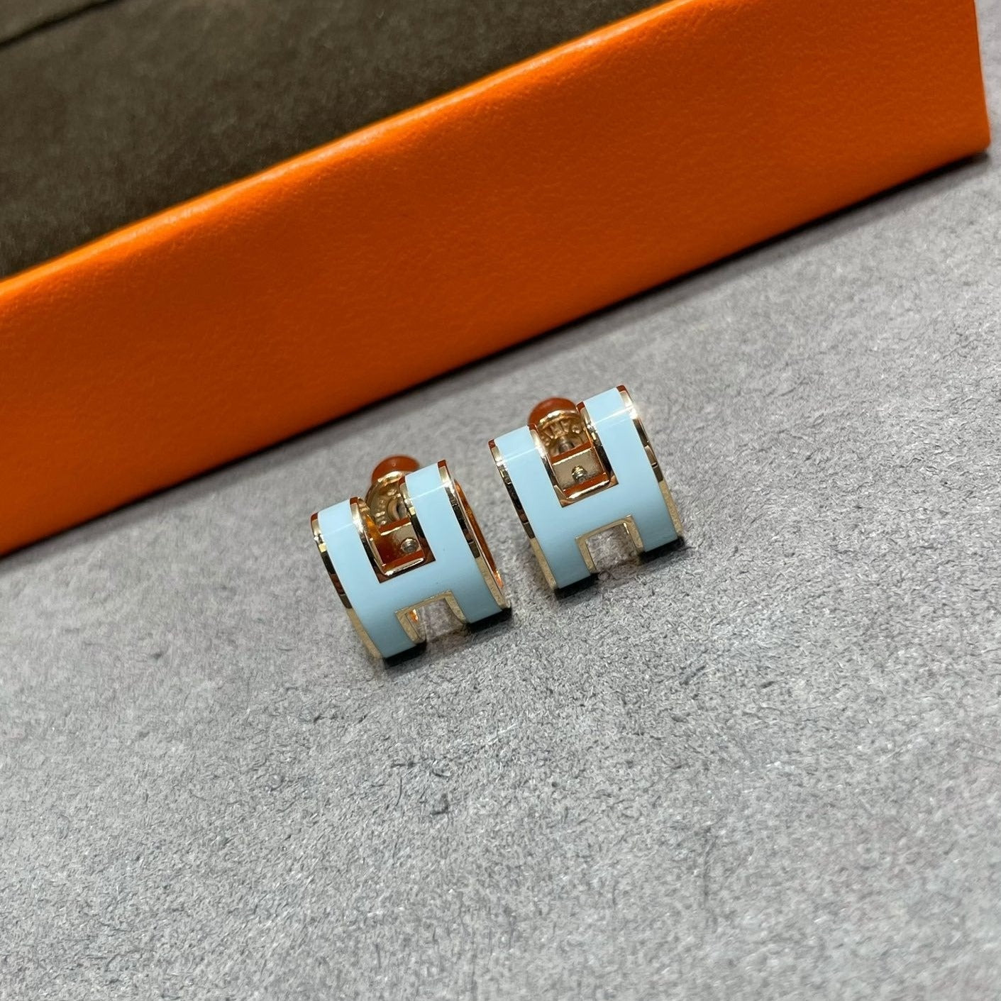 ¡®Imperial¡¯POP H SKY BLUE STUD EARRINGS