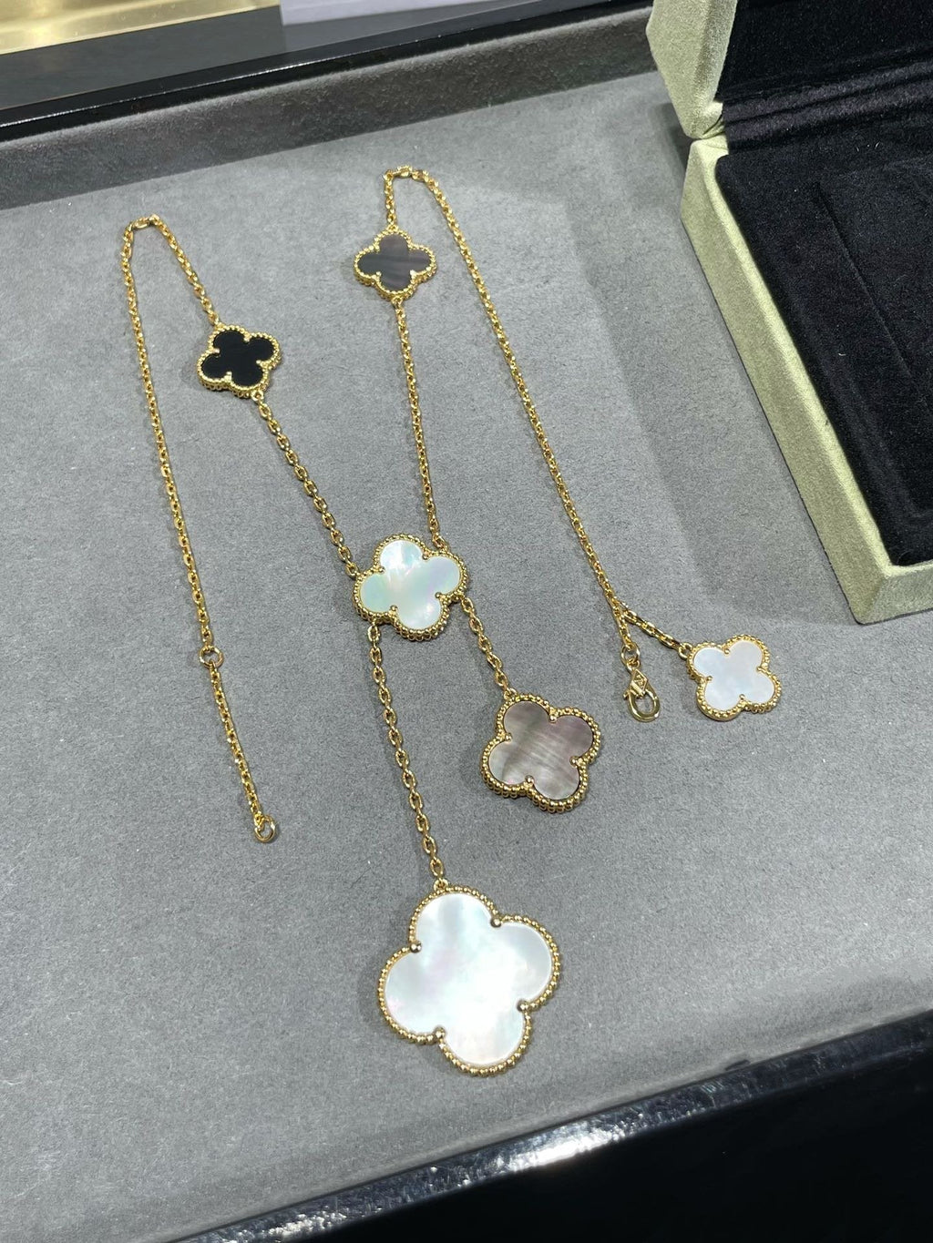 ¡®Imperial¡¯CLOVER 6 MOTIF MOP ONYX GOLD NECKLACE