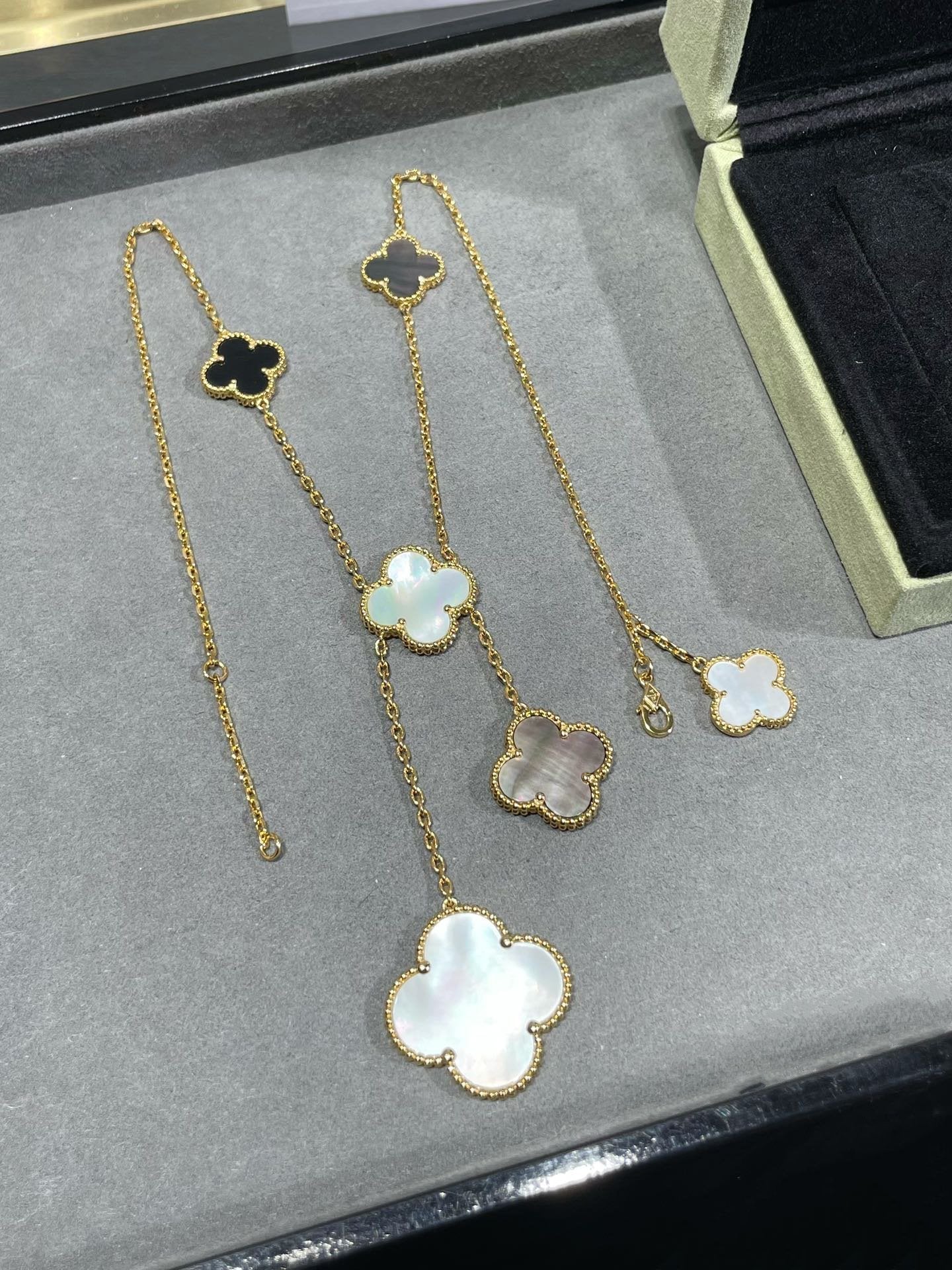 ¡®Imperial¡¯CLOVER 6 MOTIF MOP ONYX GOLD NECKLACE