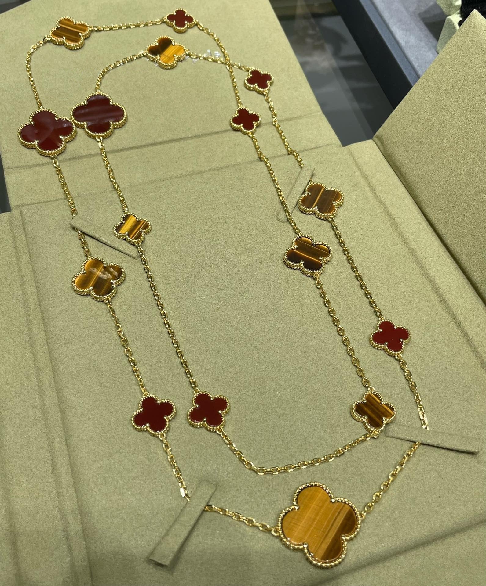 ¡®Imperial¡¯CLOVER 16 MOTIF CARNELIAN TIGER EYE ROSE GOLD NECKLACE