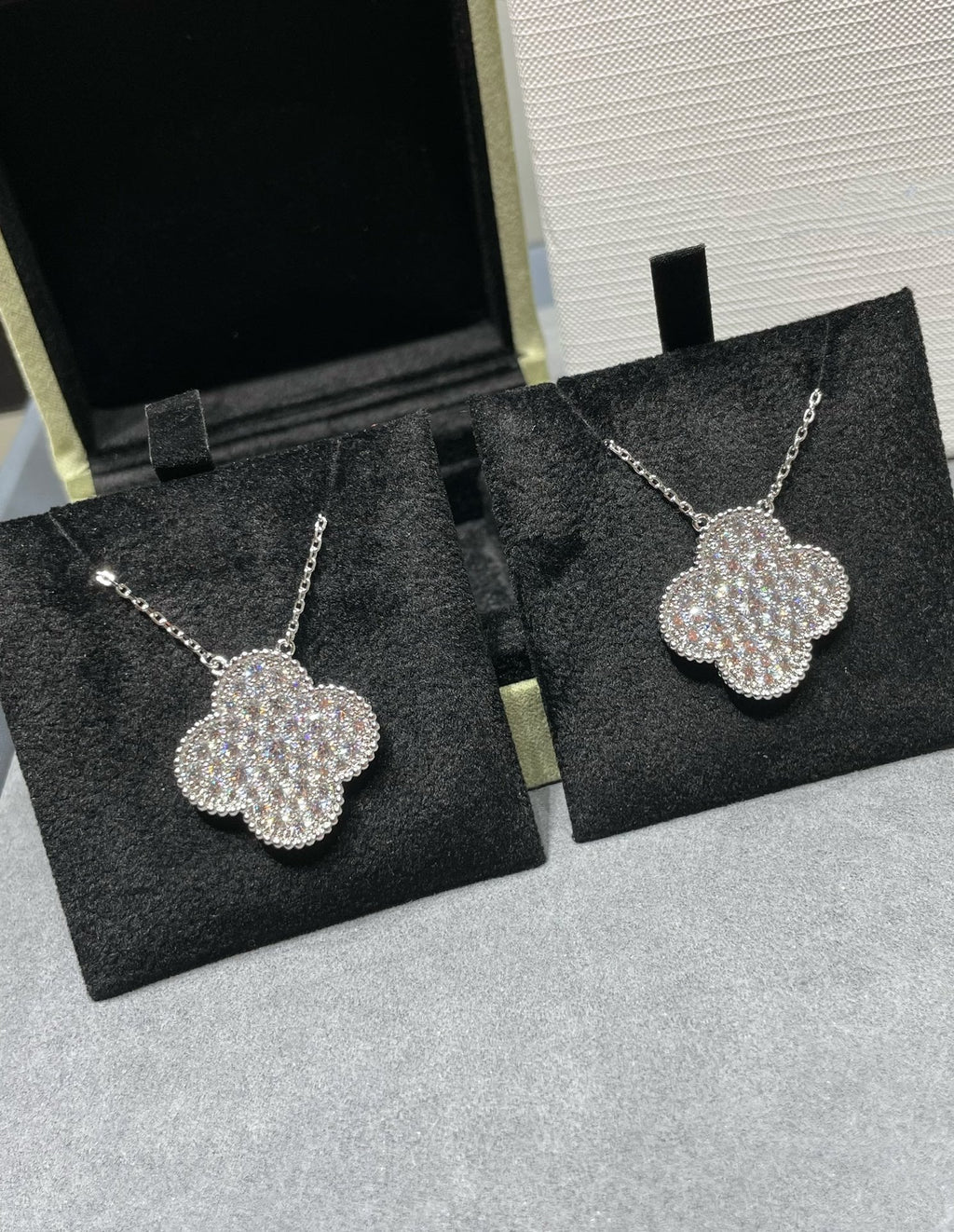 ¡®Imperial¡¯CLOVER 25MM LARGE PENDANT DIAMOND PAVED SILVER NECKLACE