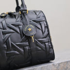 GROOVE BAG 25 IN BLACK MACROCANNAGE CALFSKIN WITH GOLD HARDWARE