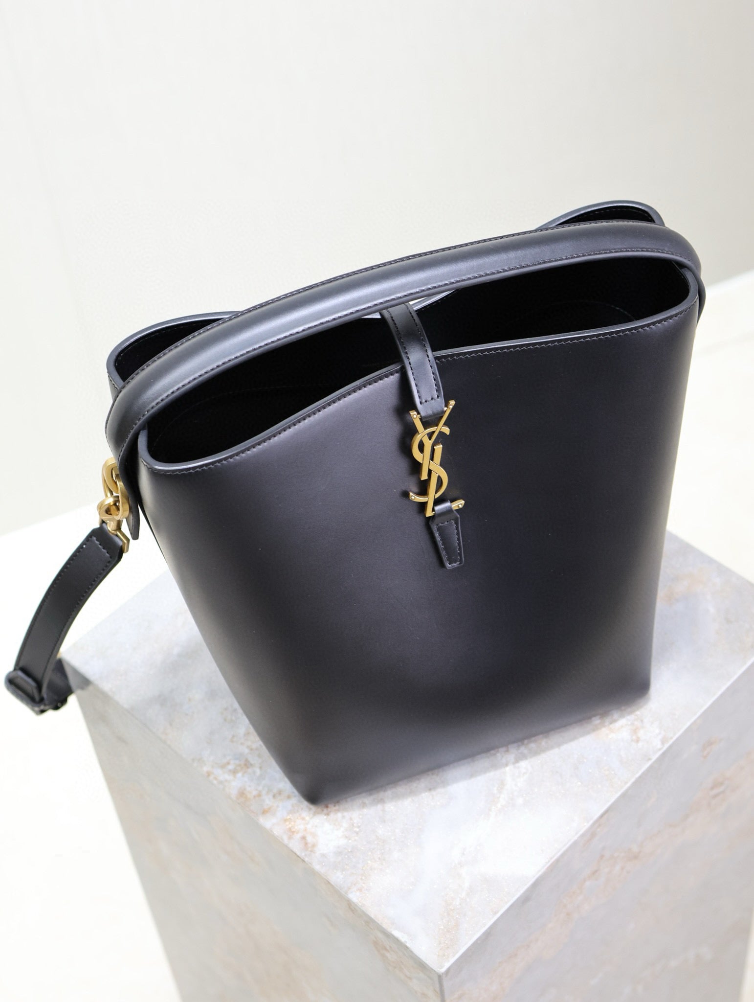 LE 37 MEDIUM BUCKET BAG 26 IN BLACK CALFSKIN GOLD HARDWARE