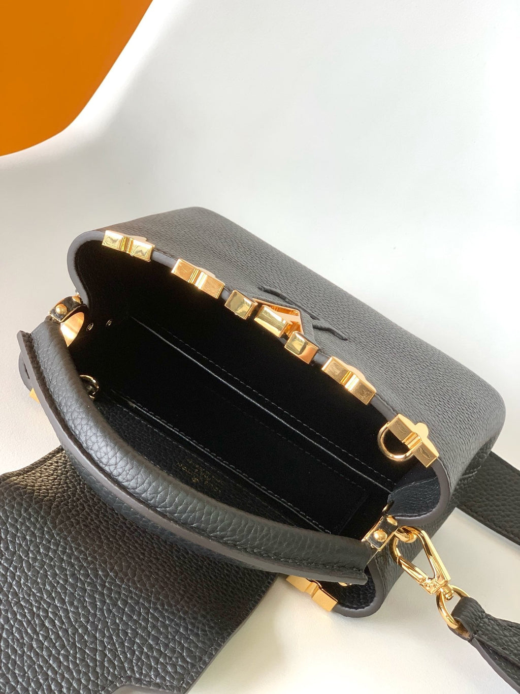 CAPUCINES MM BAG 21 IN BLACK TAURILLON COWHIDE GOLD HARDWARE