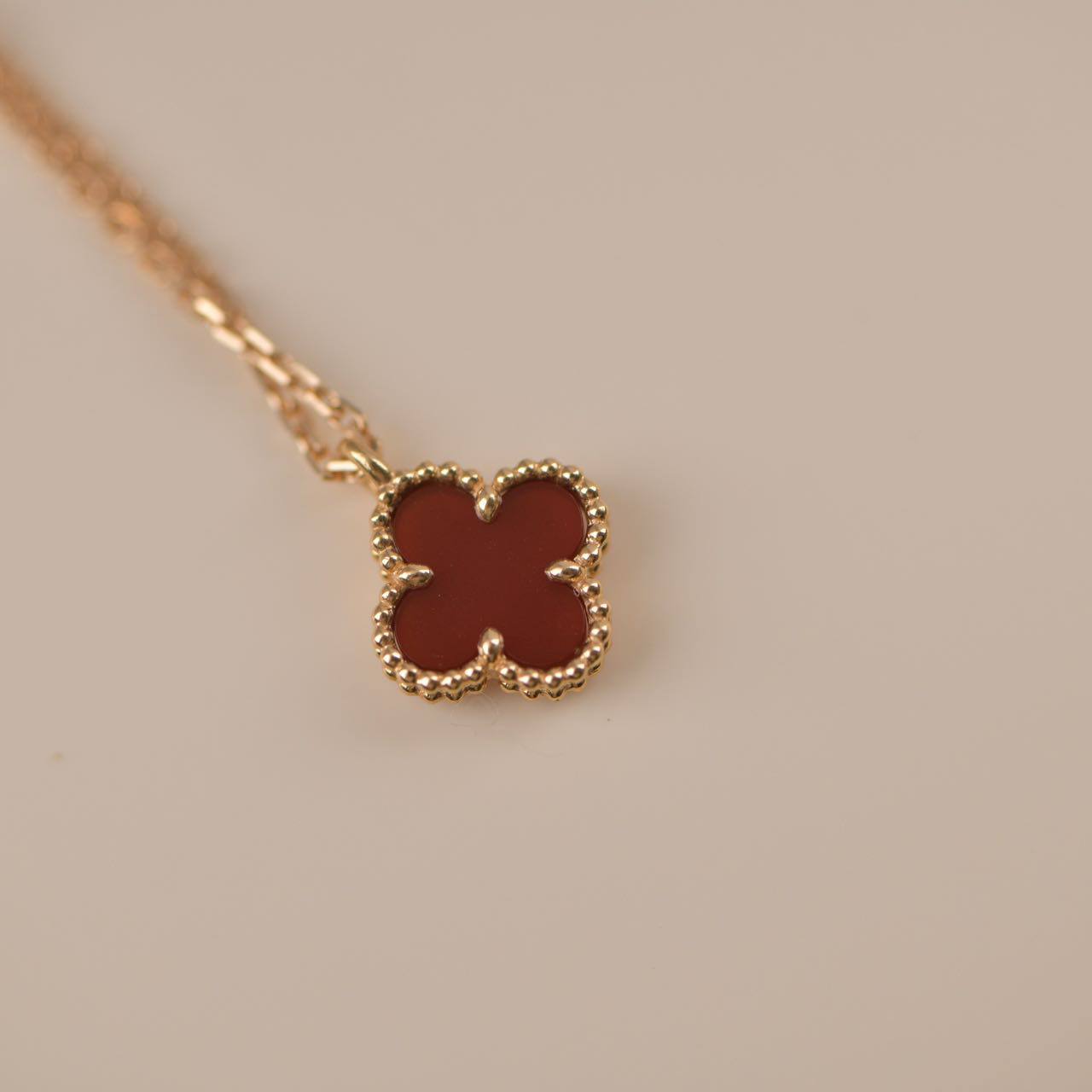 ¡®Imperial¡¯CLOVER MINI 9.5MM WHITE CARNELIANS NECKLACE